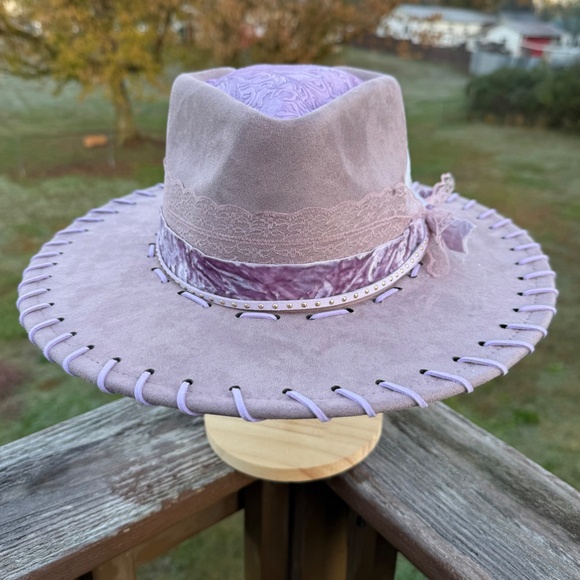 Lavender Burned Hat, Arrow Shaped Hat, Purple Tooled Leather Fedora - Picture 5 of 5